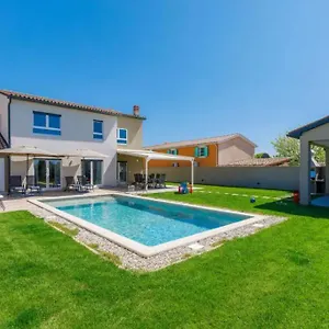 Edi-heated Pool & E-bike Villa