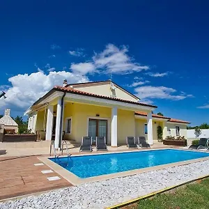 Maggie Villa